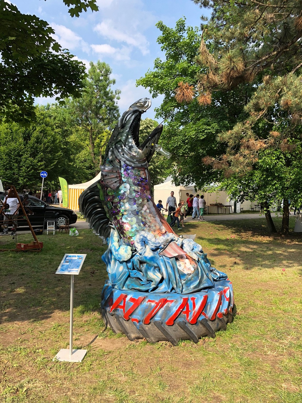 2 Trash Art szobor Aztakeservit Kapcsolat